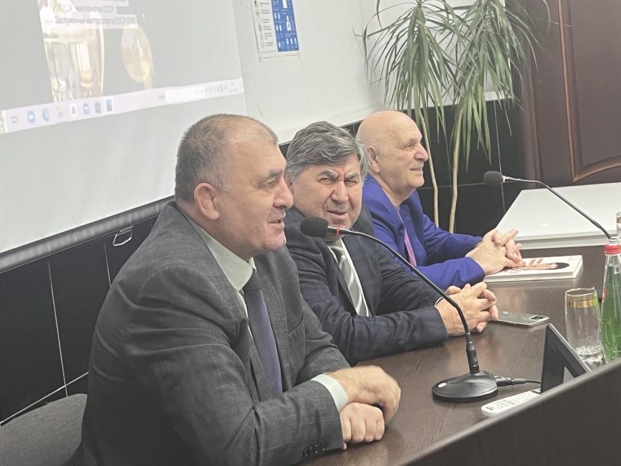 6 декабря в Медицинском колледже ДГМУ прошла встреча обучающихся с известными спортсменами Магомедханом Арациловым и Исхаком Ирбайхановым.